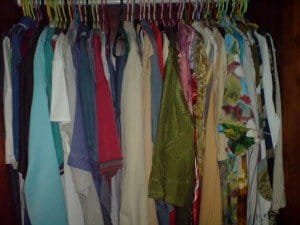 baju tergntung dalam bilik
