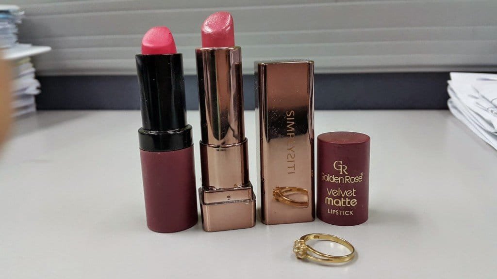 Tips: Guna Cincin Emas Uji Plumbum Pada Lipstick